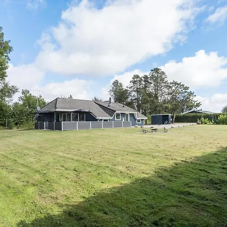 Beautiful In With 4 Bedrooms, Wifi And Indoor Swimming Pool Holiday home *