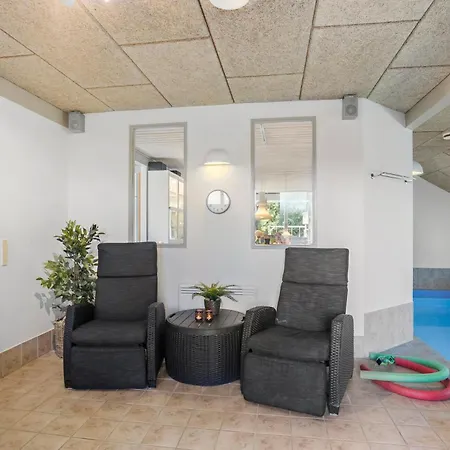 Beautiful In With 4 Bedrooms, Wifi And Indoor Swimming Pool Holiday home