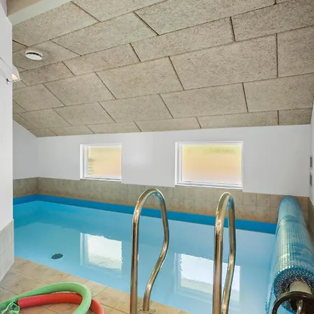 Beautiful In With 4 Bedrooms, Wifi And Indoor Swimming Pool Humble